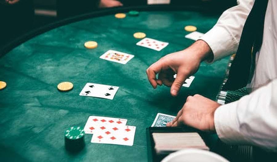 Quem dá as cartas no cassino?